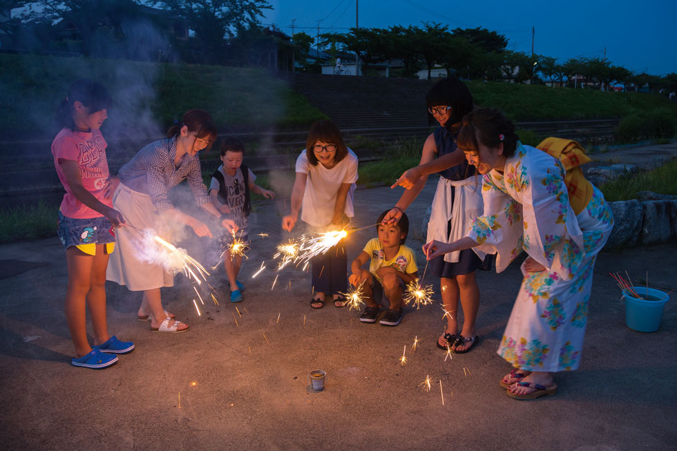 手持ち花火で注意したいことは 郡山で買える珍しい花火もご紹介