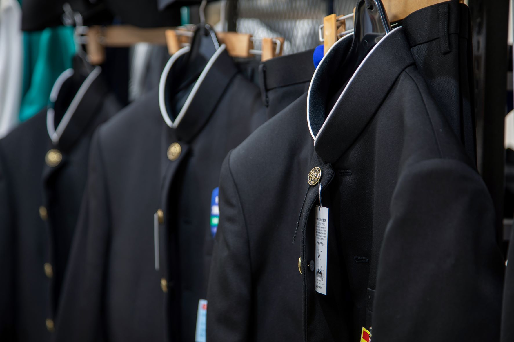 12/4(土)～上衣50着･ズボン150本限定!!学生服の旧ブランド処分セール！(成田屋 制服工房すくらいふ)
