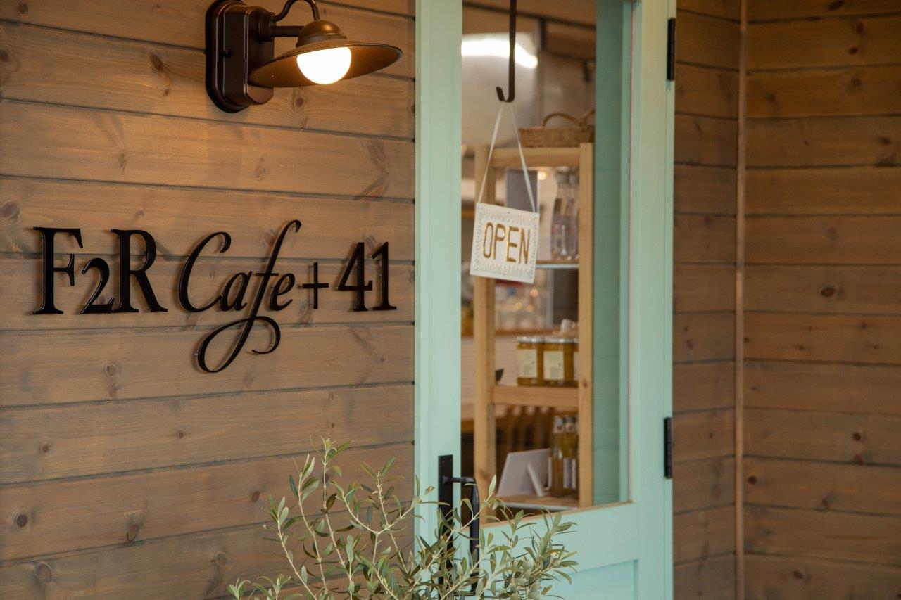 [閉店]カフェだけじゃない！贈り物にもおすすめの雑貨や食品も充実のF2R café +41【エフツーアールカフェ41】