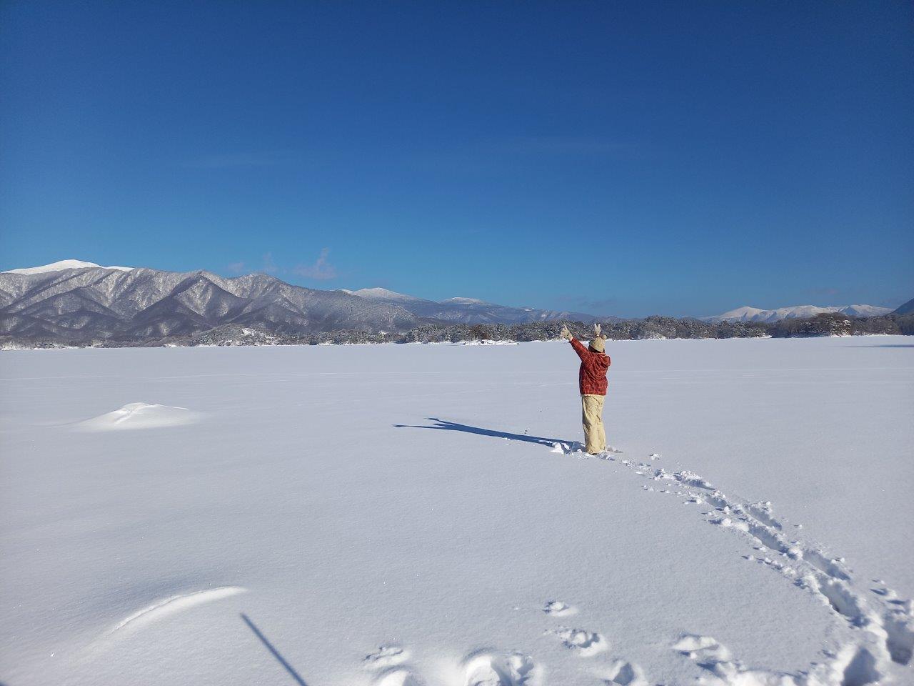 冬の湖沼の国で“ととのう”体験「凍った湖上で楽しむ、絶景散歩×サウナ×雪上そり遊覧」