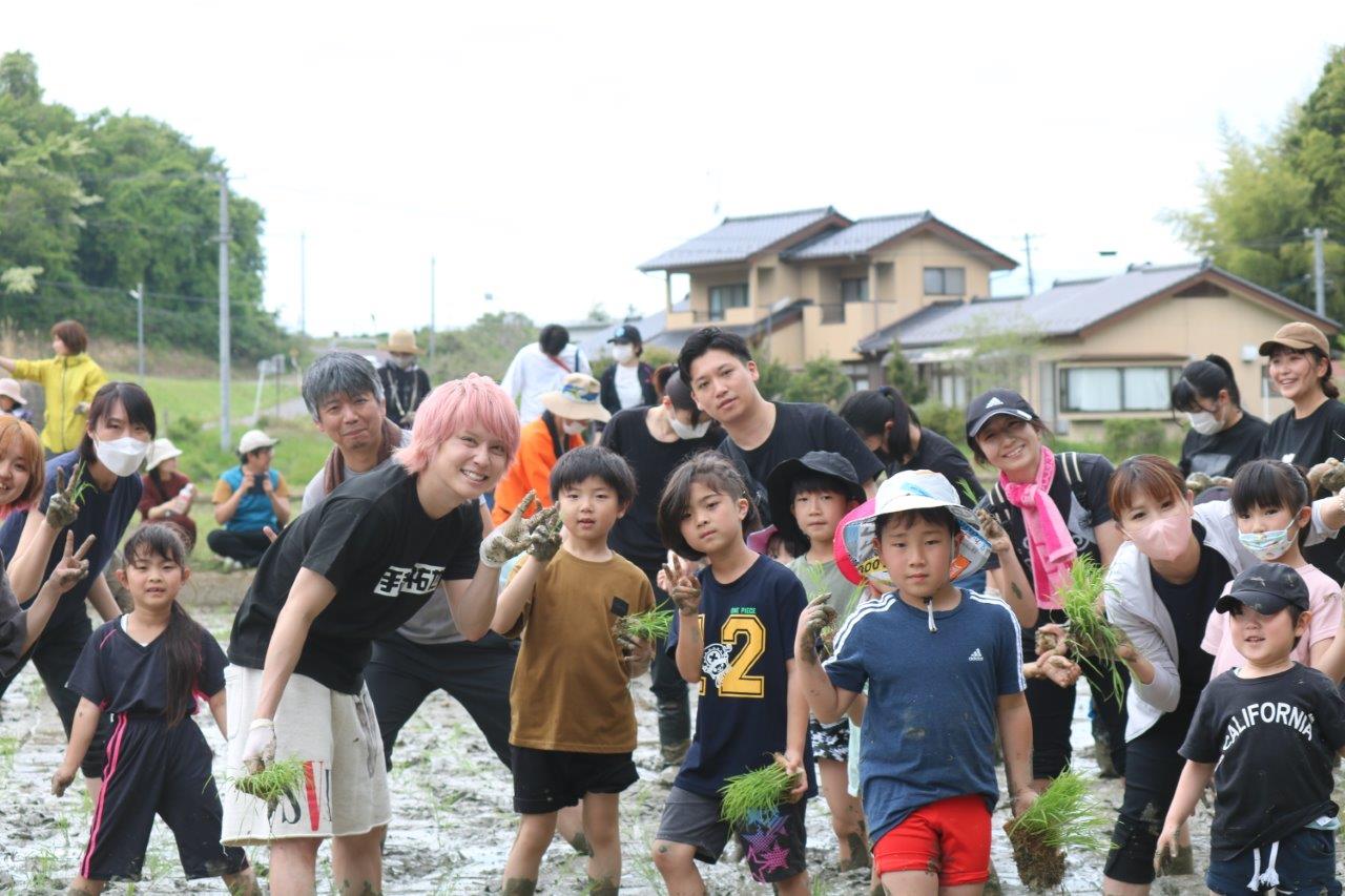 arukuが「手越村」田植え体験に参加してきました！手越祐也さんと子どもたちが笑顔で田植え