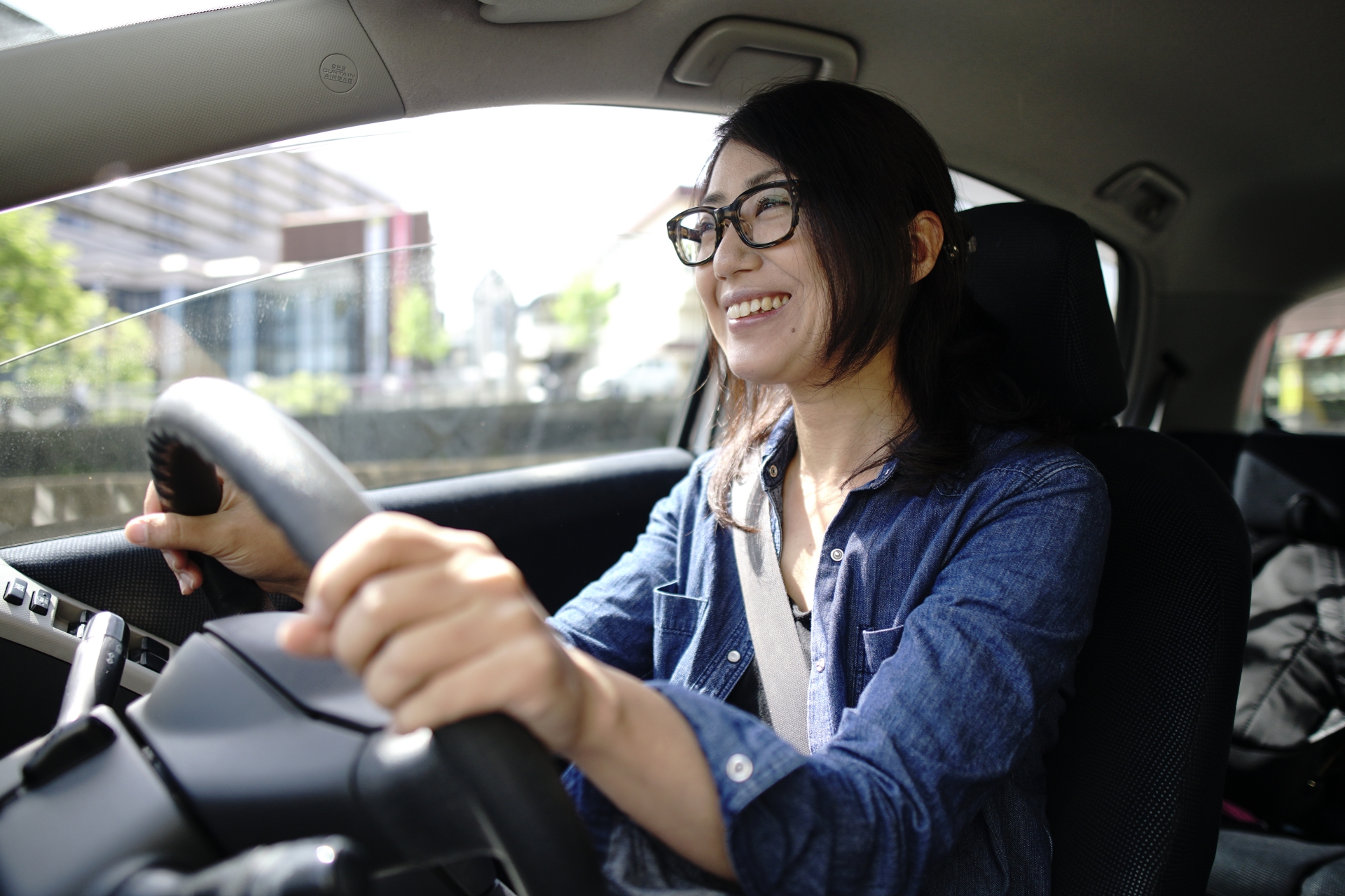 メガネ専門店Syozo【ショウゾウ】眩しさを軽減する、運転が好きな方へおすすめのレンズをご紹介いたします。
