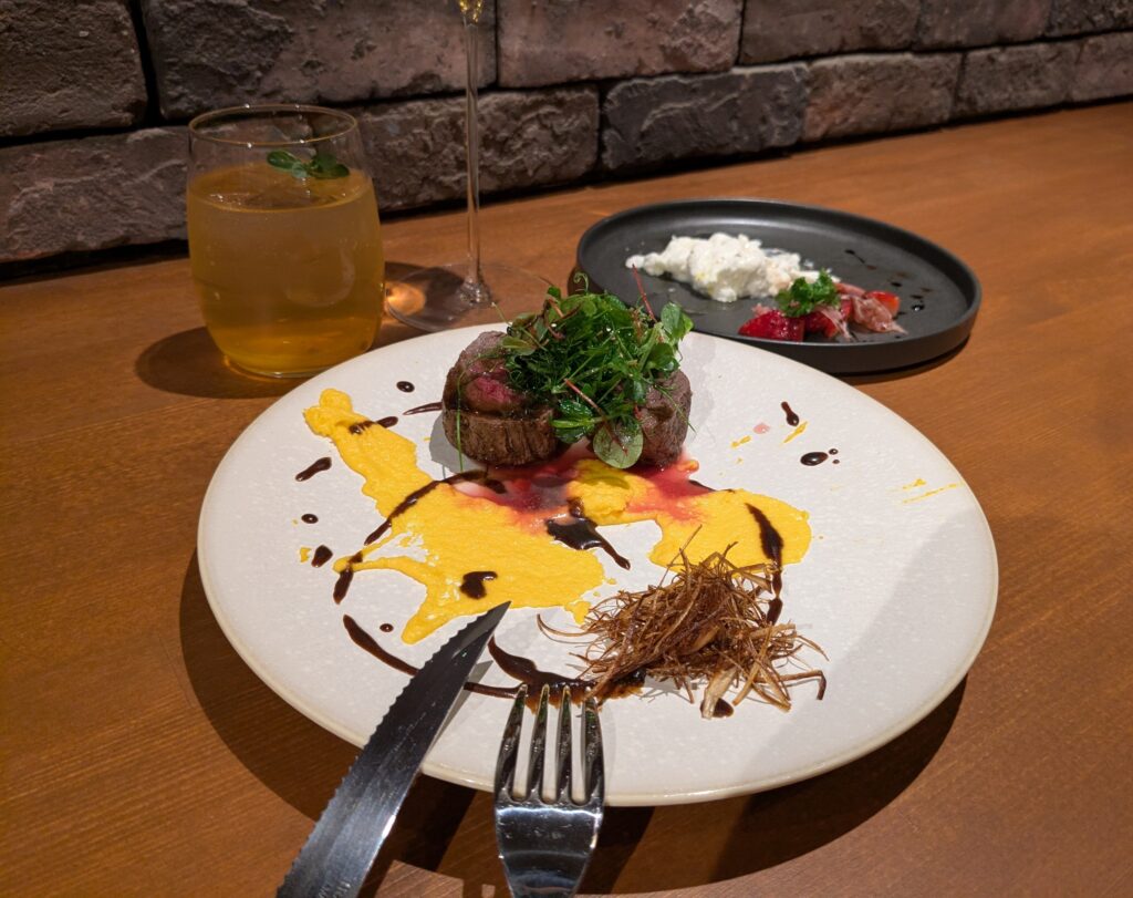 郡山駅前のおしゃれな肉バル「+29(アドニク）」で、ナチュラルワインと素敵な夜のひとときを！