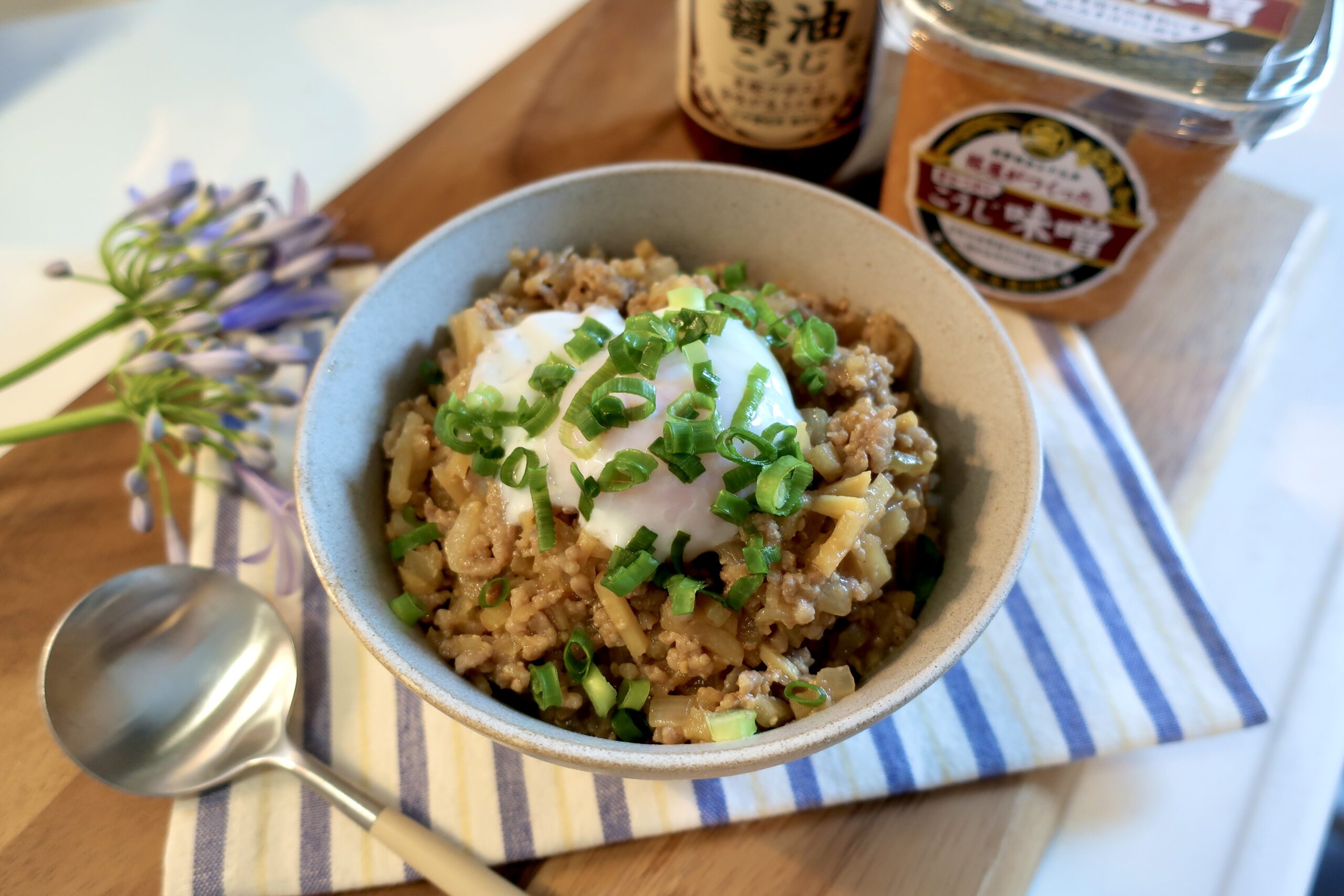 宝来屋のレシピ「コク旨肉味噌丼」