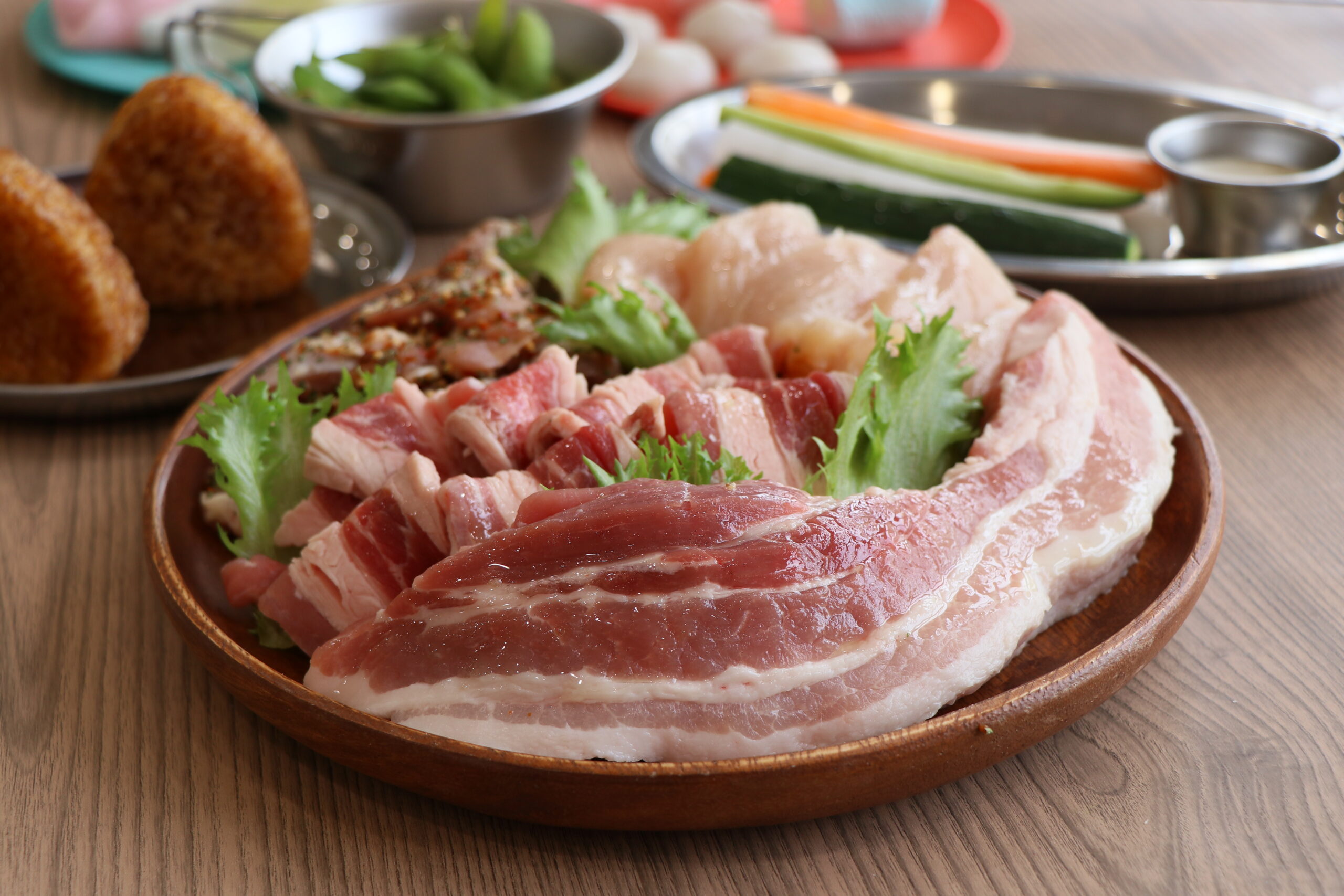 開成山BBQ GARDENのBBQセットメニュー。豚バラ・鶏肉などの生肉と野菜の盛り合わせ