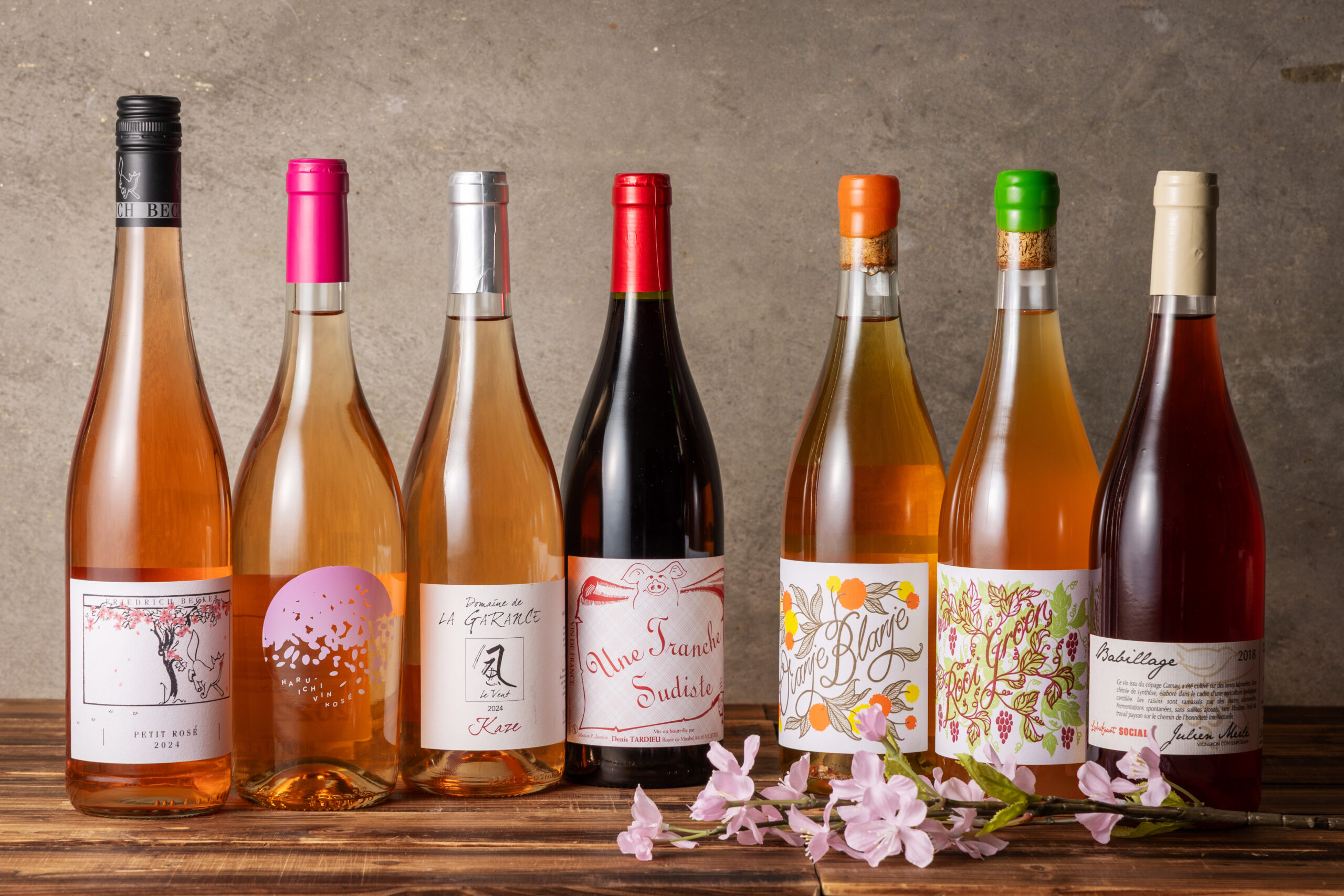 ワインスタンドRuna Den(ルナデン)【写真左から】ベッカープティ・ロゼ(フリードリッヒ・ベッカー)1,000円/HARU-ICHI VIN ロゼ(クリストフ・パカレ)1,400円/KAZE ロゼ(ドメーヌ・ド・ラ・ガランス)1,200円/ユヌ・トランシュ・スュディスト(フィリップ・ジャポン×ドュニ・ダルデュー)1,200円/オランデュ・ブランジュ　スキンコンタクト(スワーワー)1,400円/ルイ・フルン・セミヨン・グリ(ルイ・フルン)1,200円/バビヤージュ2018(ジュリアン・メルル)1,000円　※すべてグラスの価格