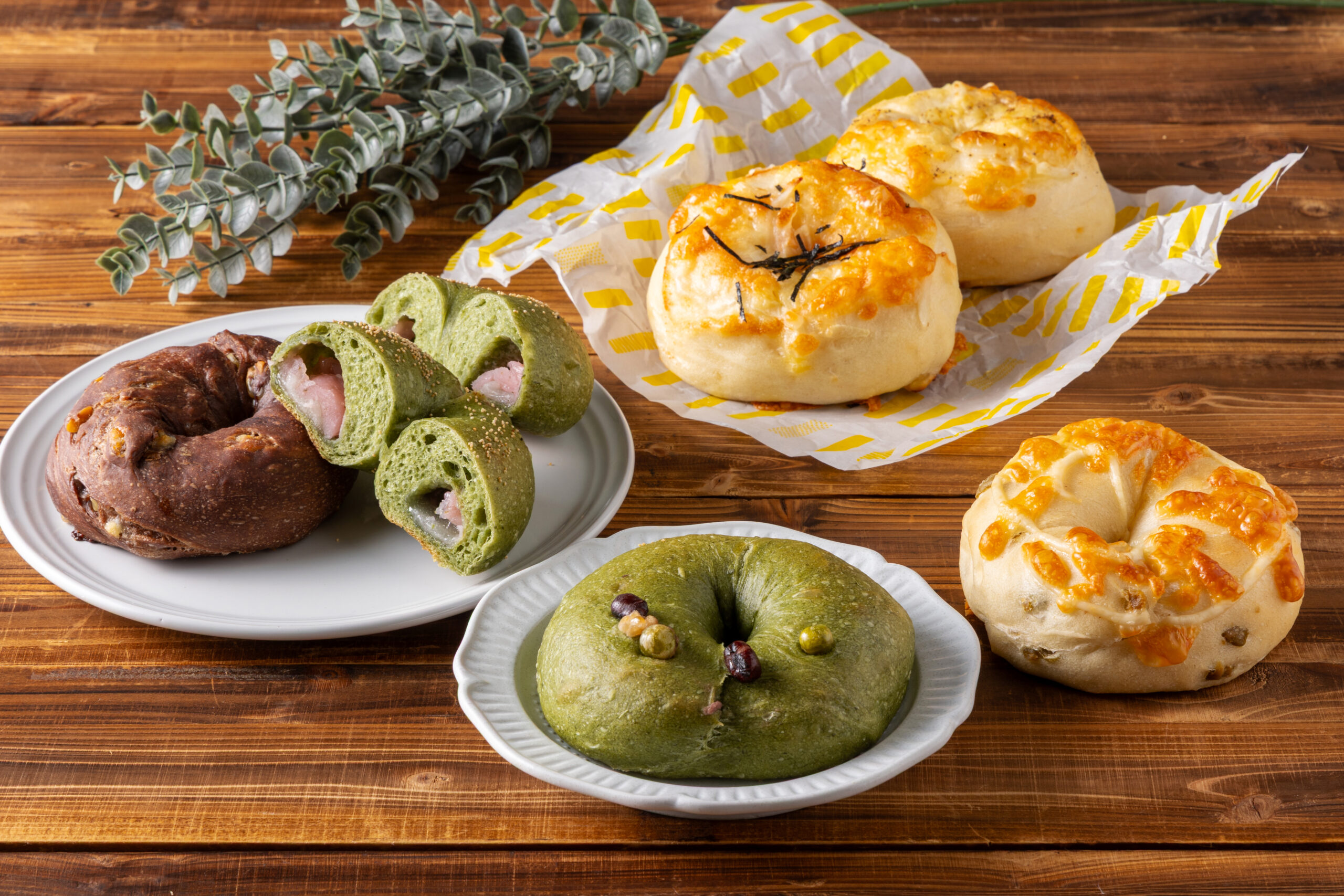 Fendu(フォンデュ)【右側上から】オニオンチーズ、明太チーズ、オリーブチーズ 【左側上から】よもぎ(桜餡＆餅)、ホワイトチョコレート(くるみ 入り)、よもぎ(こしあん＆五色豆)