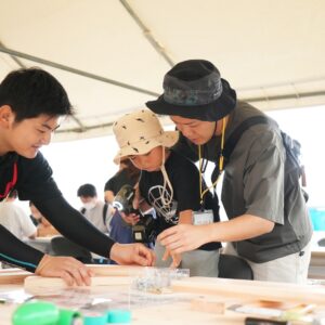 四季工房　木の祭り 工作している様子