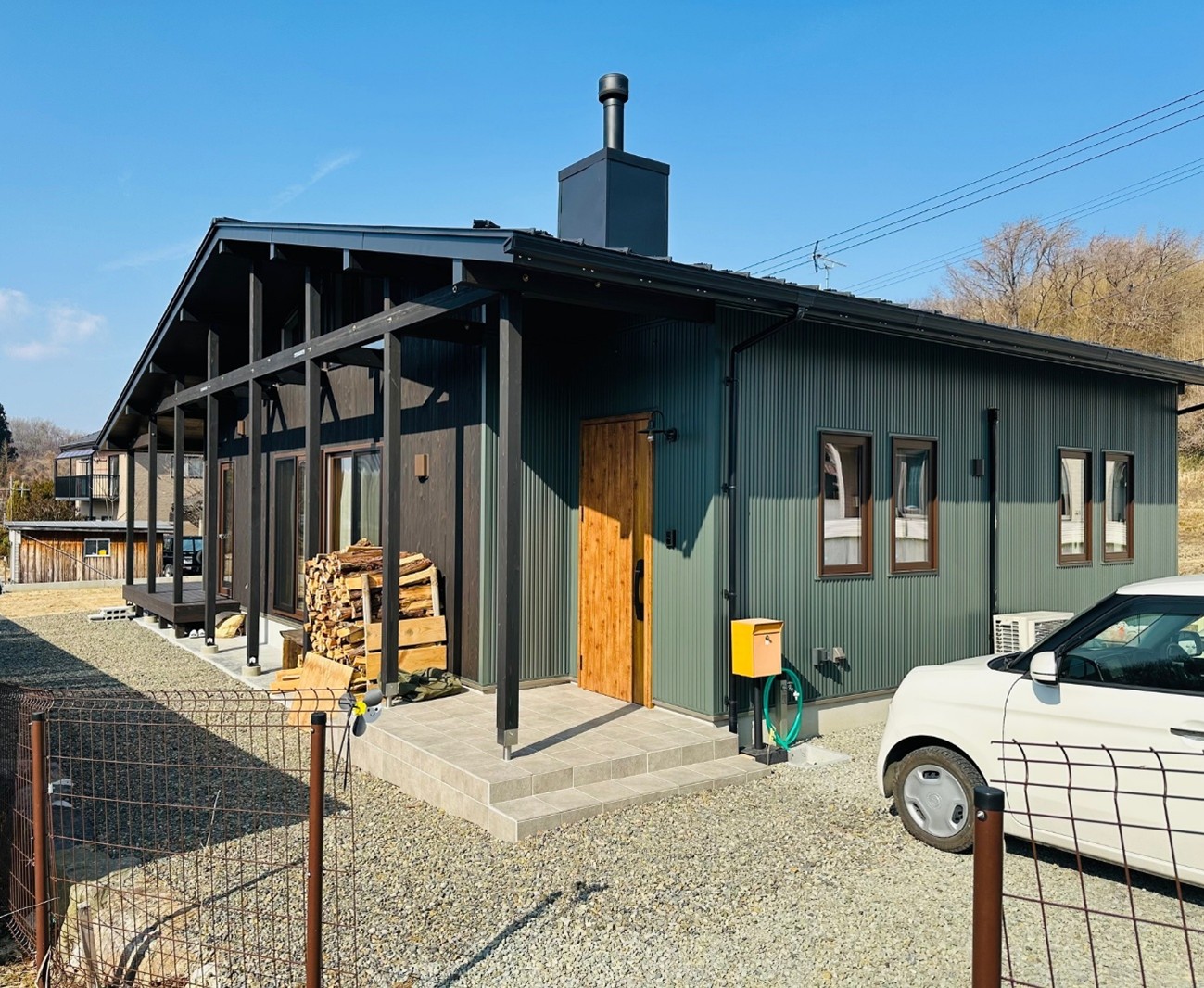 暮らしを楽しみ、笑顔があふれる平屋の住まい 郡山市街を一望。広いリビングと薪ストーブに癒やされる日常を