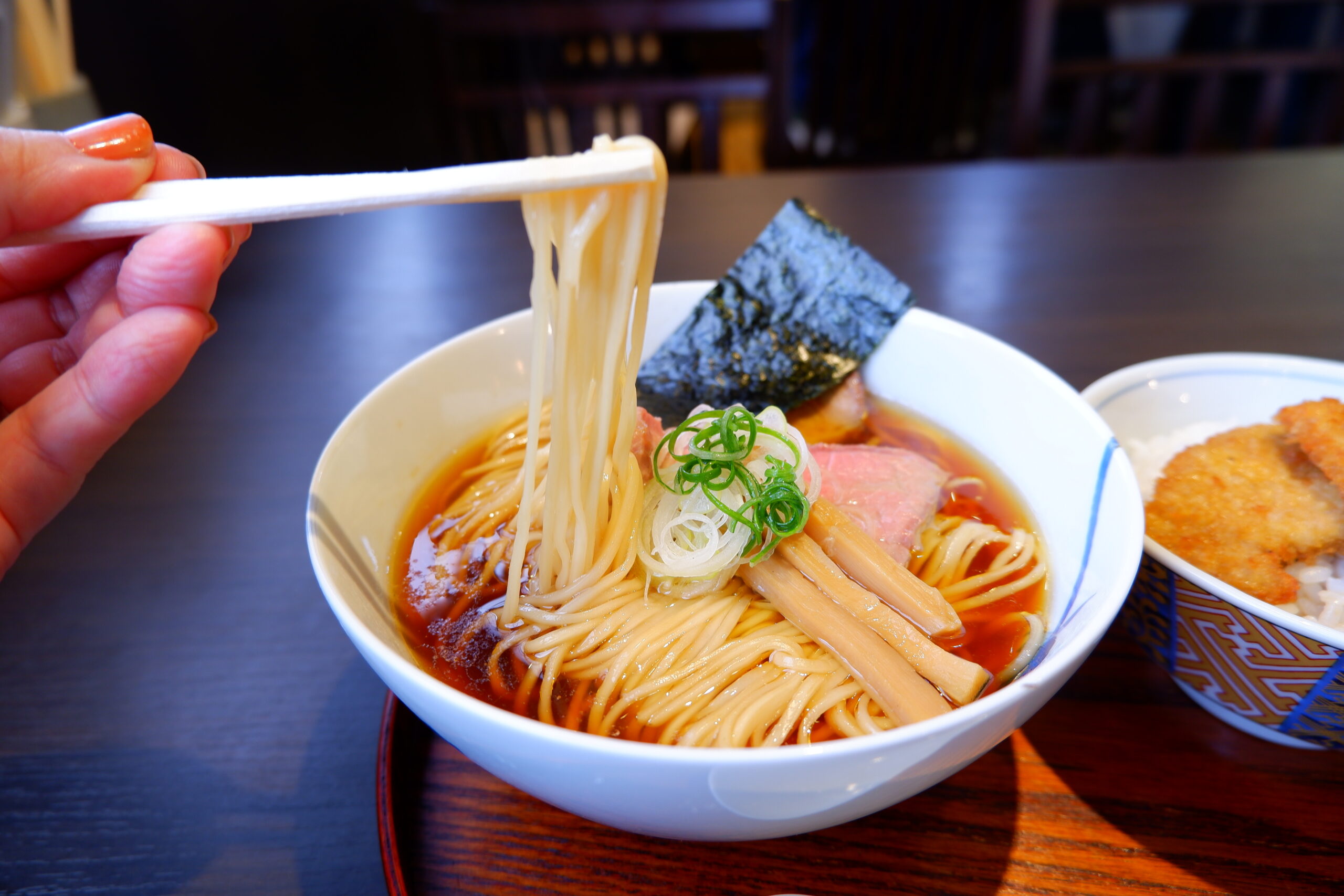 らーめん unique 自家製のバラとモモのチャーシュー、メンマがのった醤油らぁ麺(細)