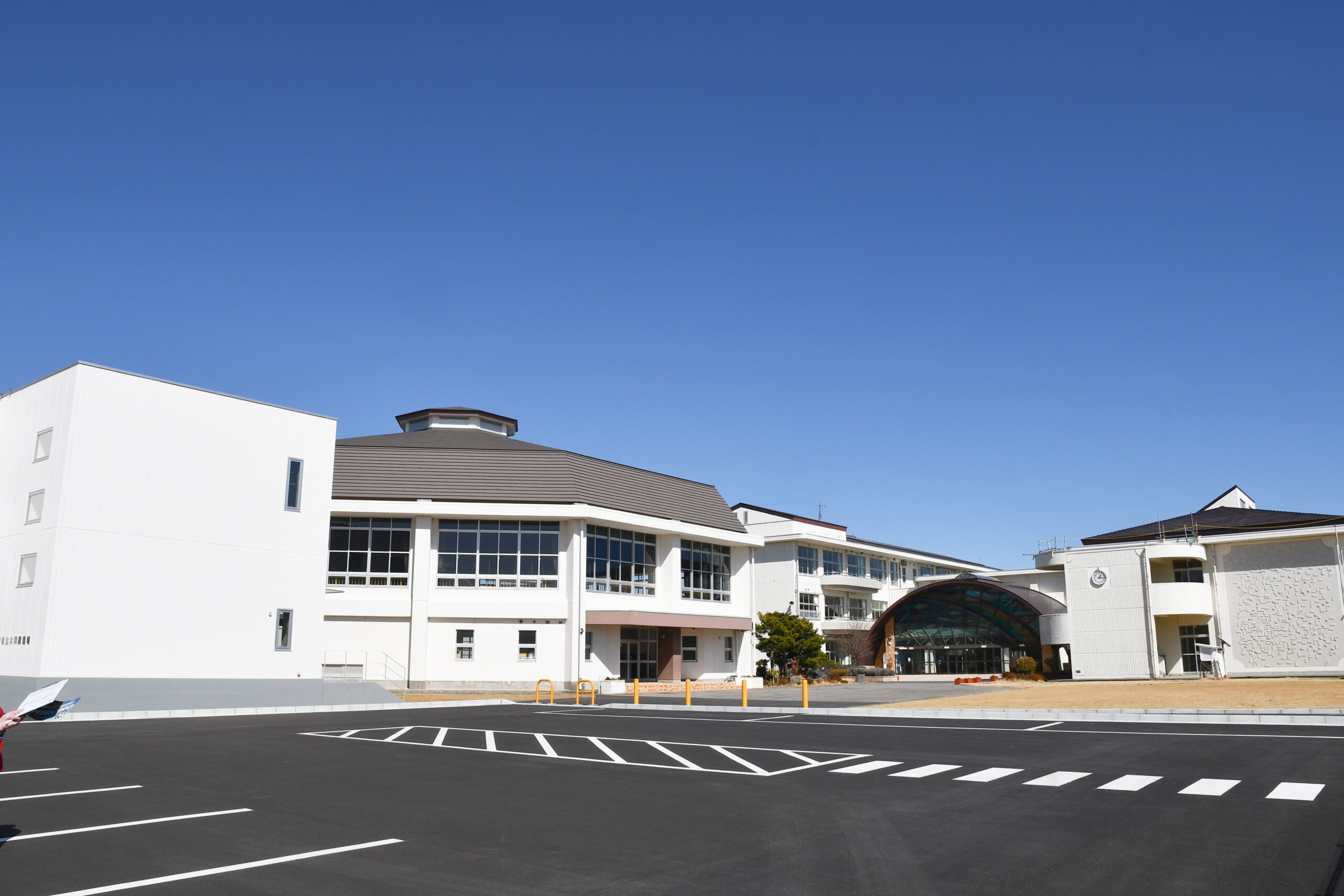 町立広野小学校の校舎の美しさと広々とした校庭の様子