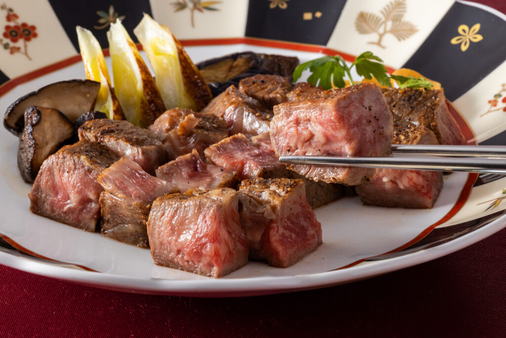 おいしそうなお皿の上の福島牛ステーキ