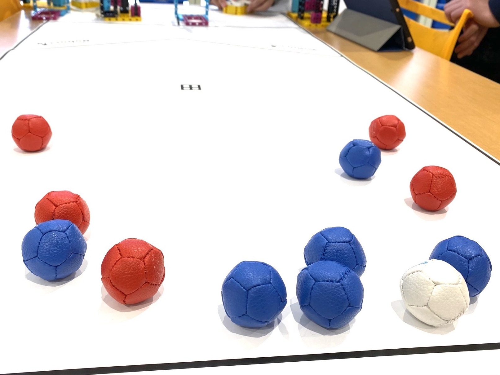 「ロボット・プログラミング × スポーツ=ロボッチャ®!」 新しいテクノロジースポーツで、ロボット・プログラミングやモノのしくみを学びます! ロボッチャ®は、パラスポーツの「ボッチャ」と「ロボット・プログラミング」をかけ合わせた、新しいテクノロジースポーツです。