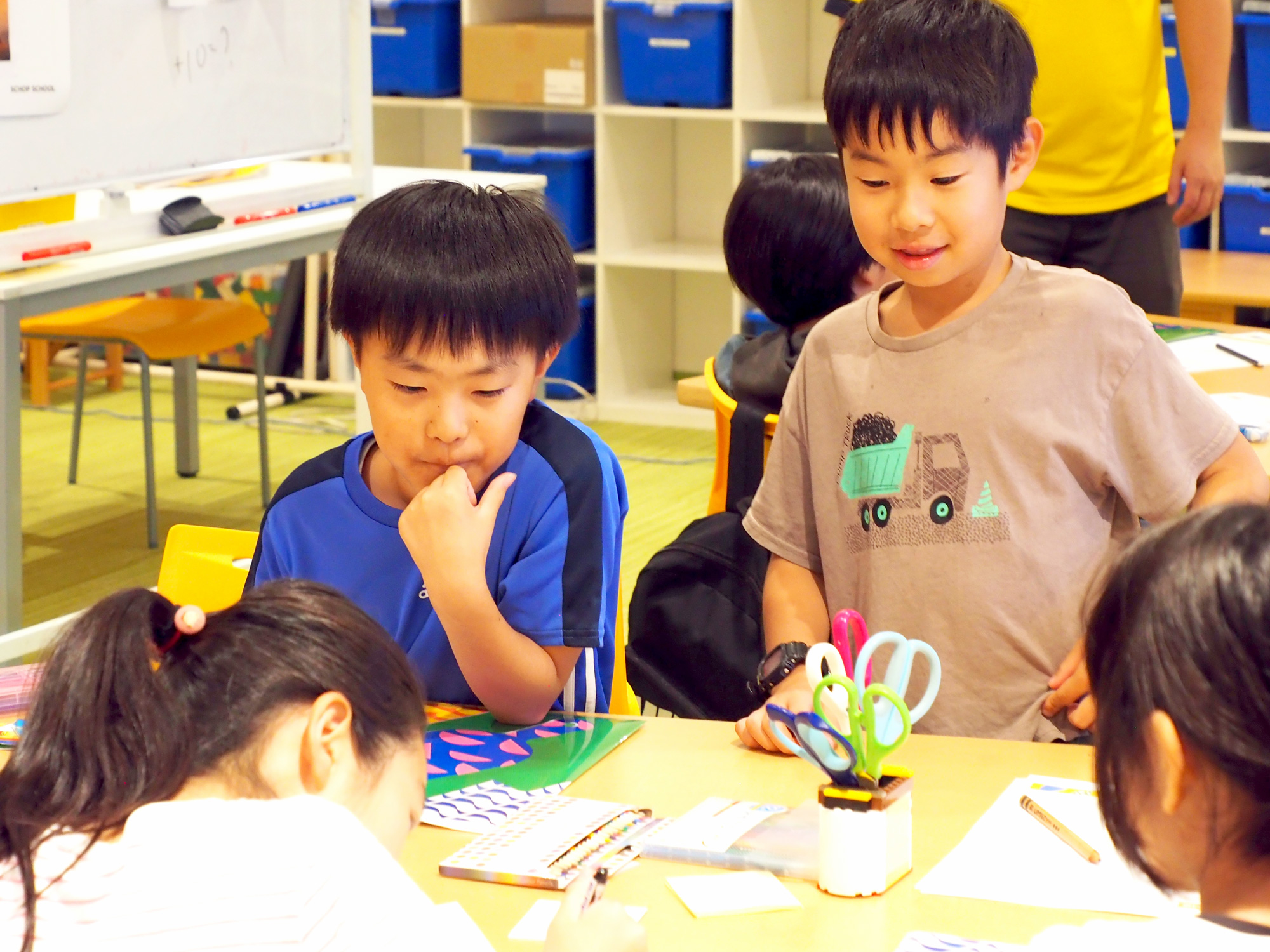 スコップ・スクール 子どもたちが考え、話し合っている様子 ベスト学院