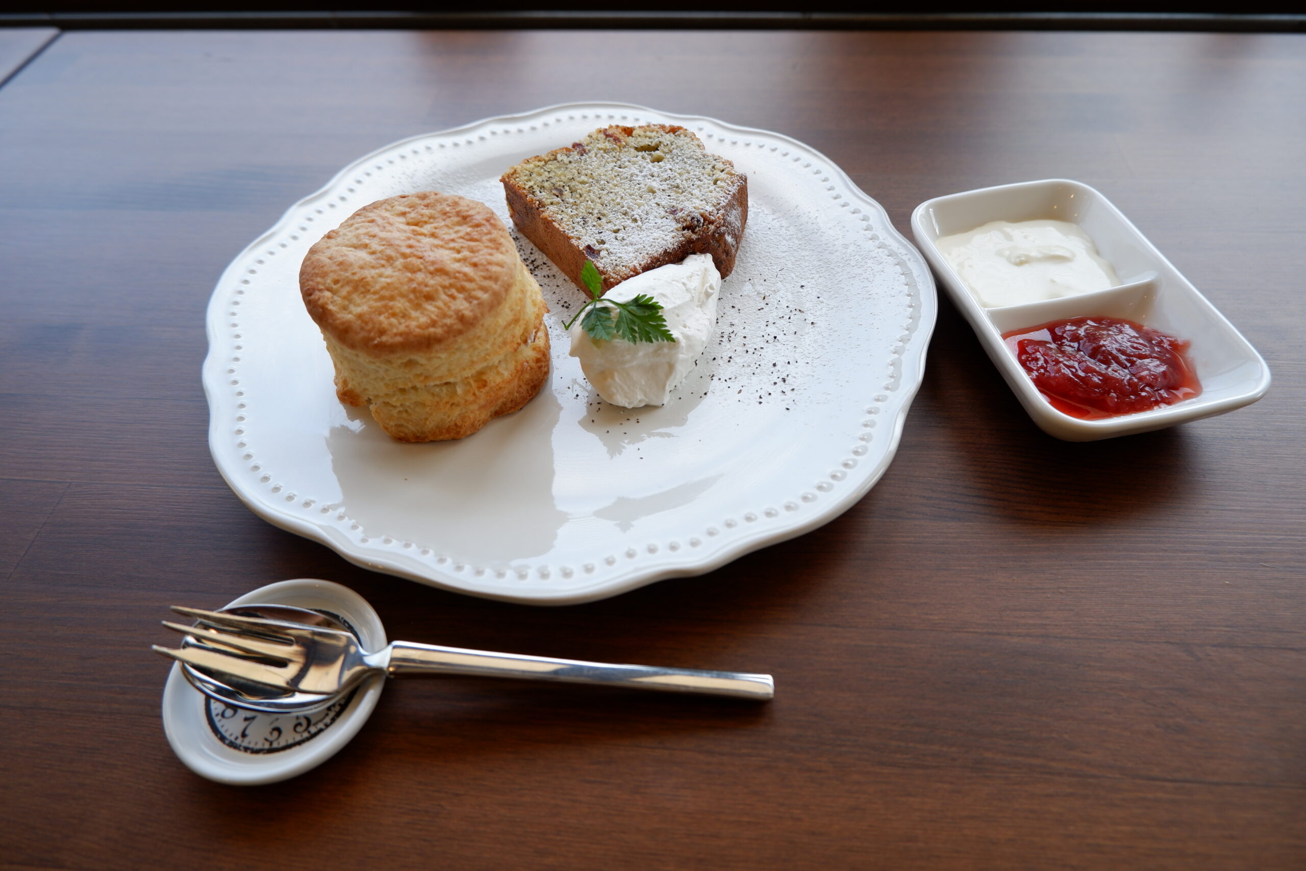 QUO CAFE スコーンにはクロテッドクリームと自家製いちごジャムが添えられています