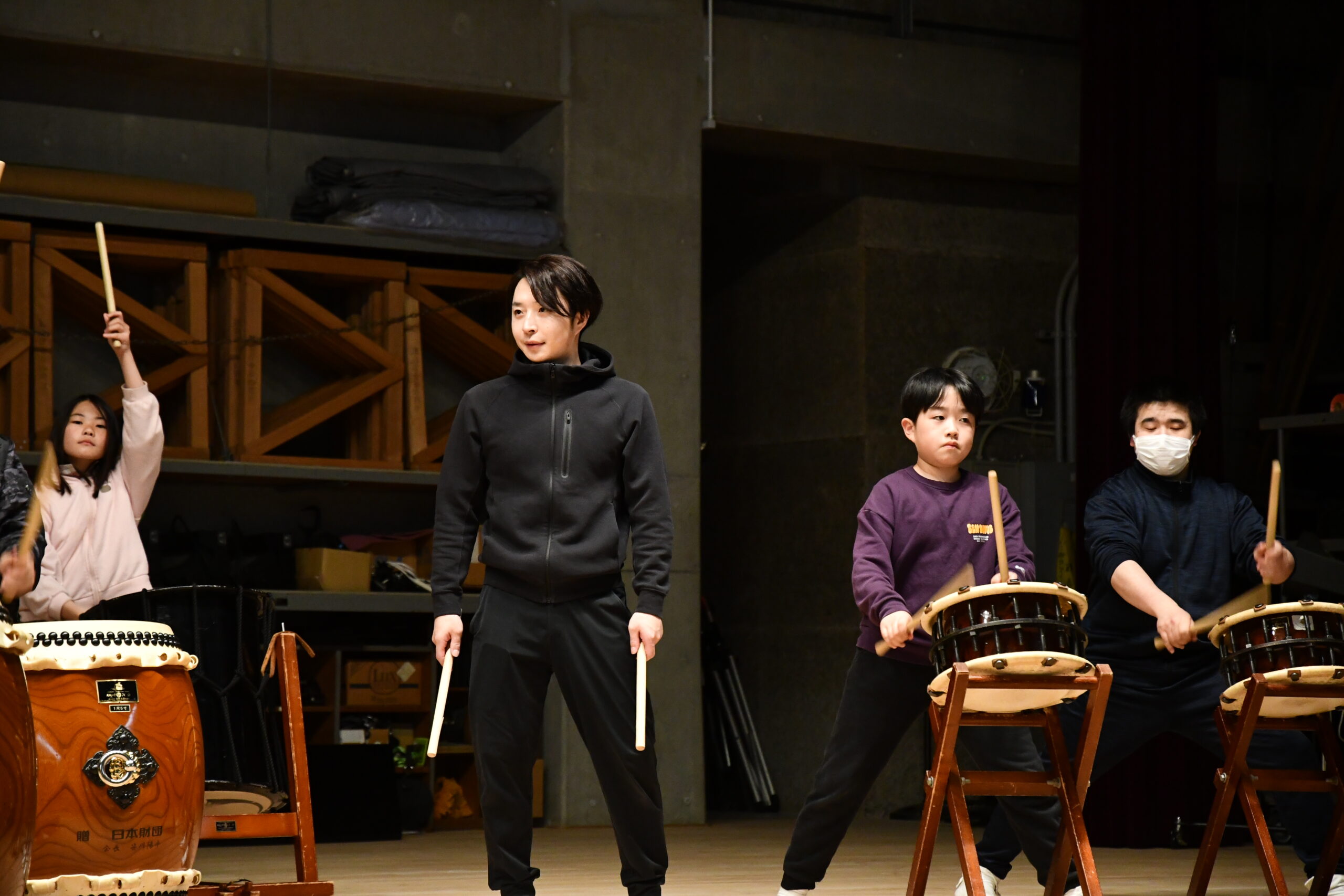山木屋太鼓の練習で子ども達を指導する遠藤さん。