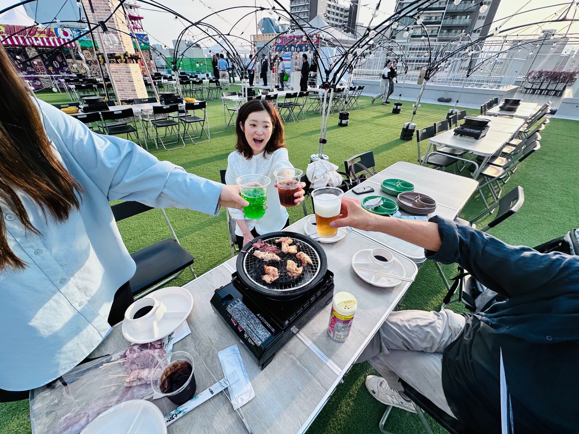 アティ郡山BBQ 乾杯している様子