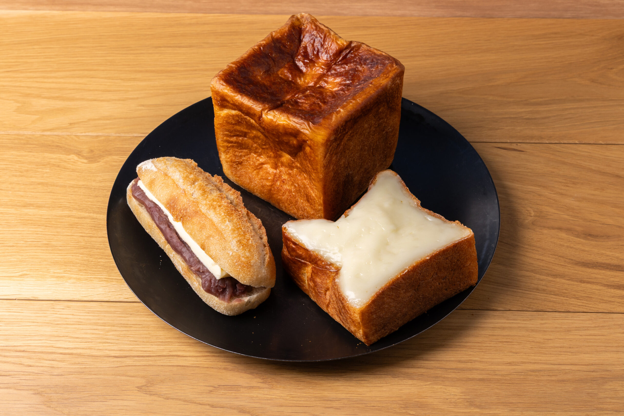 パンとエスプレッソと小峰:左)あんバター420円中央)ムー450円 右)クリームボックス400円