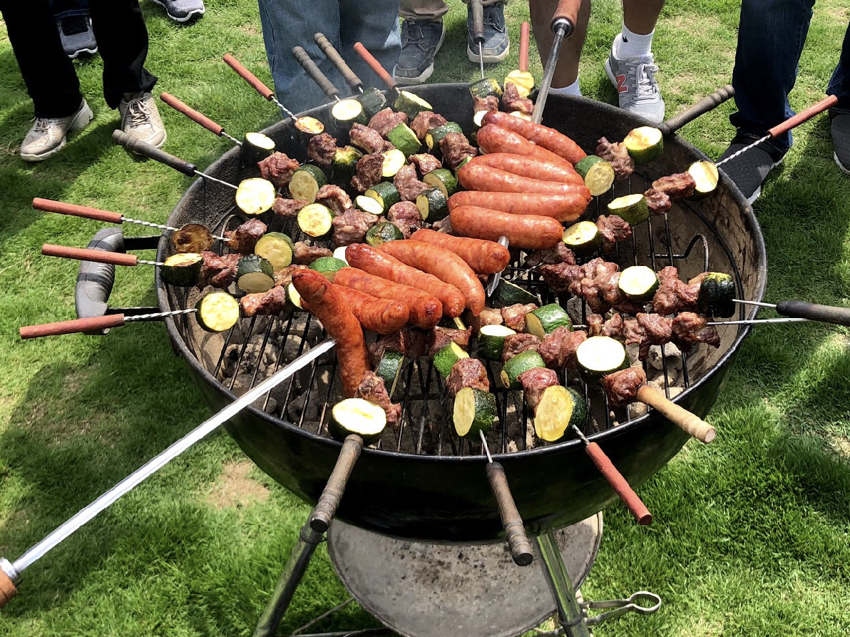 開成山BBQ GARDEN:ソーセージやお肉を焼いている様子