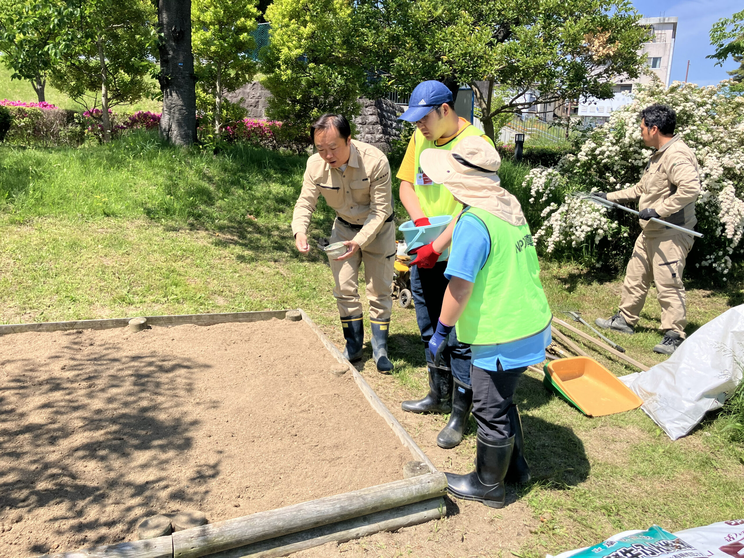 開成山公園　花壇の様子を話し合っている