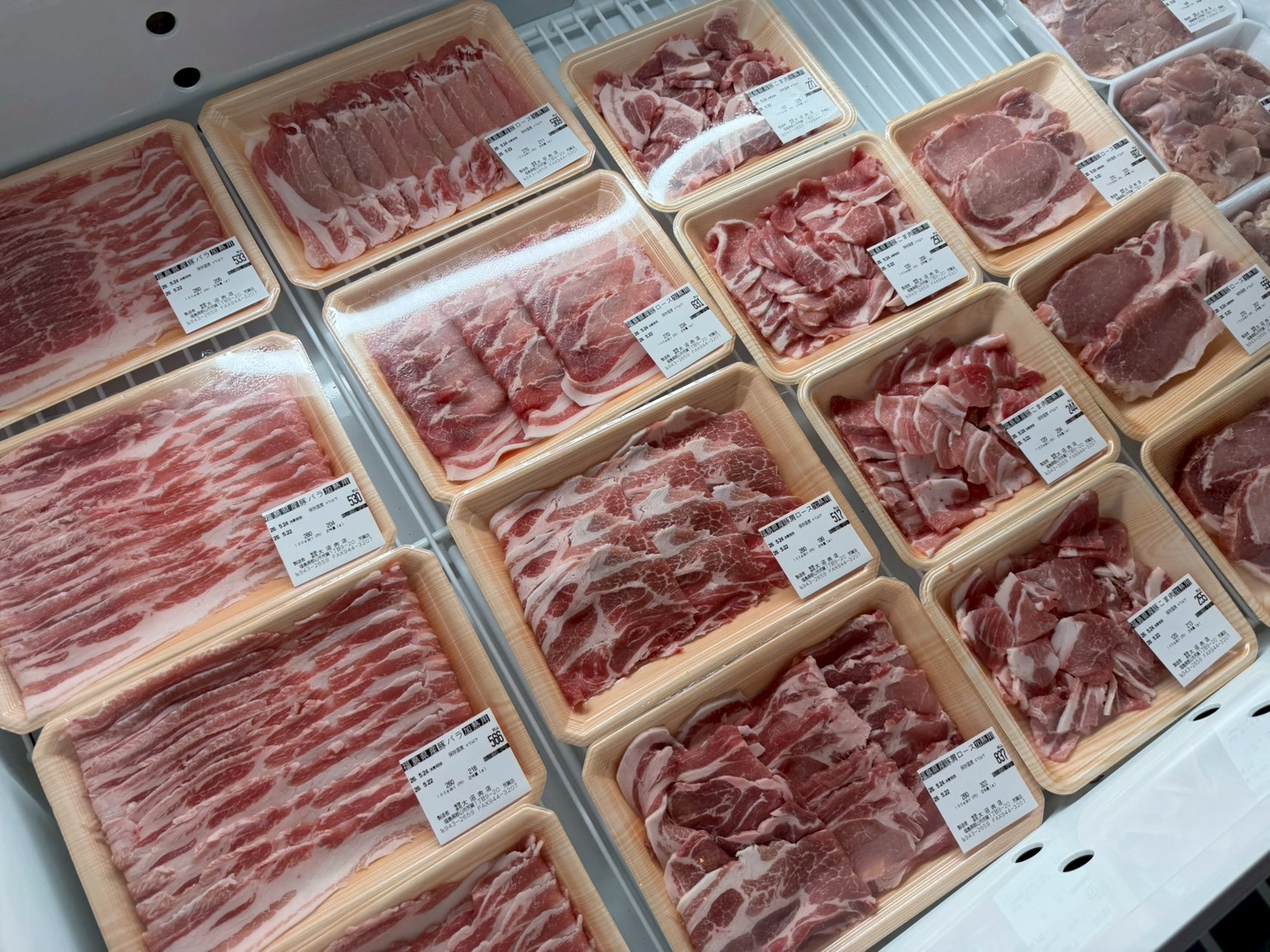 大沼亭:様々な種類のお肉が並んでいる