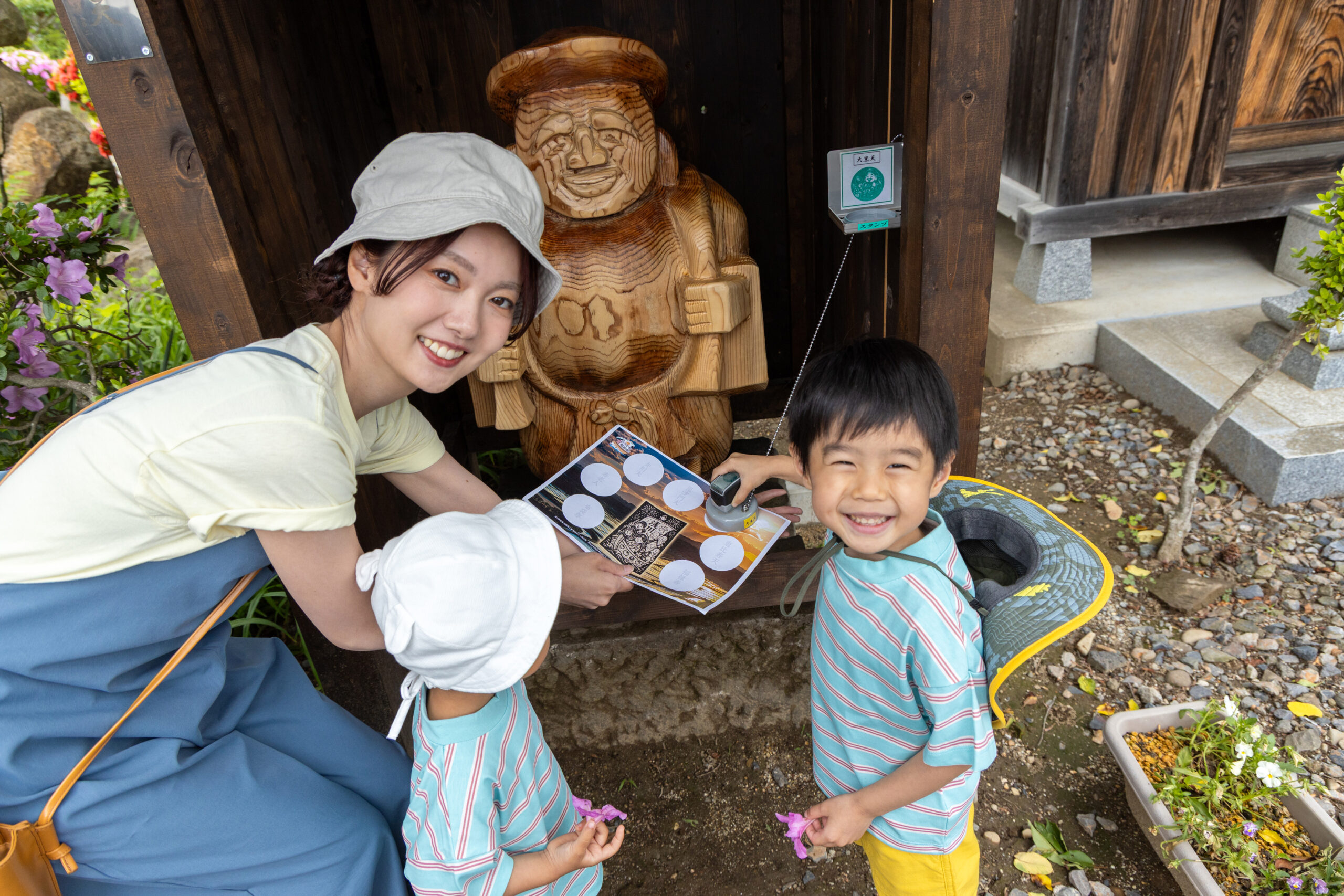 永昌寺:大国天像の前でスタンプを押す様子