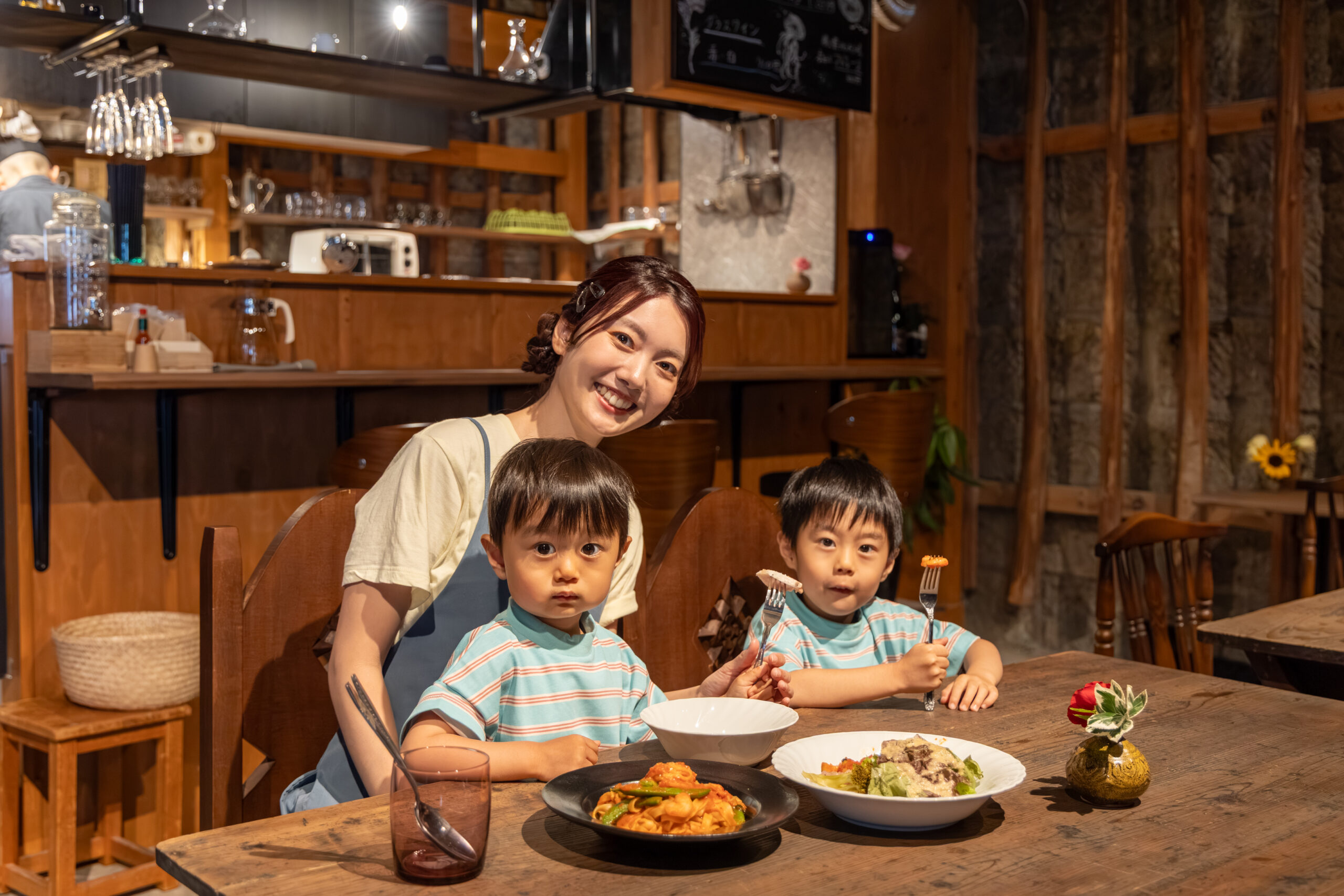 つながるBASE:3人で本日のパスタを楽しんでいる様子