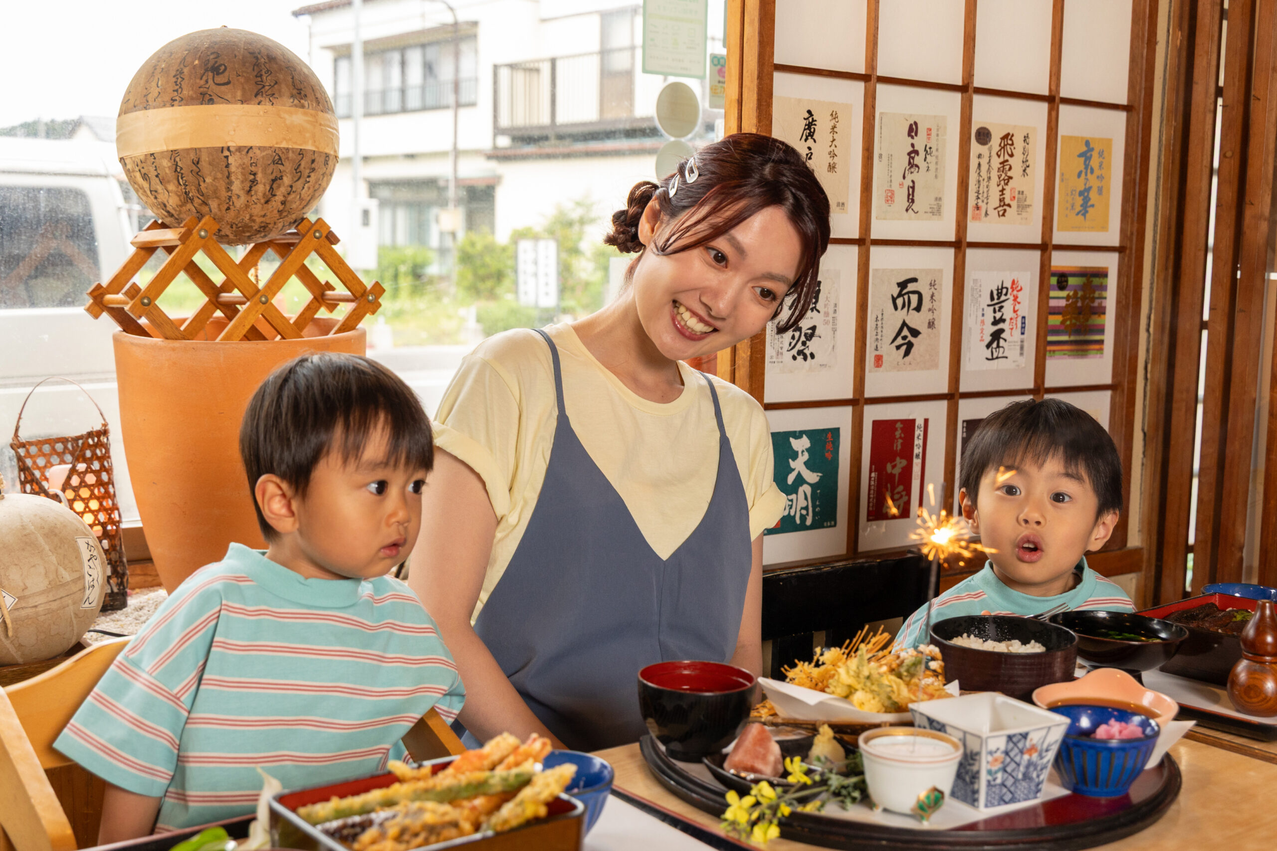 天麩羅まるみ:3人で「大地雷火定食」を見て驚いている様子