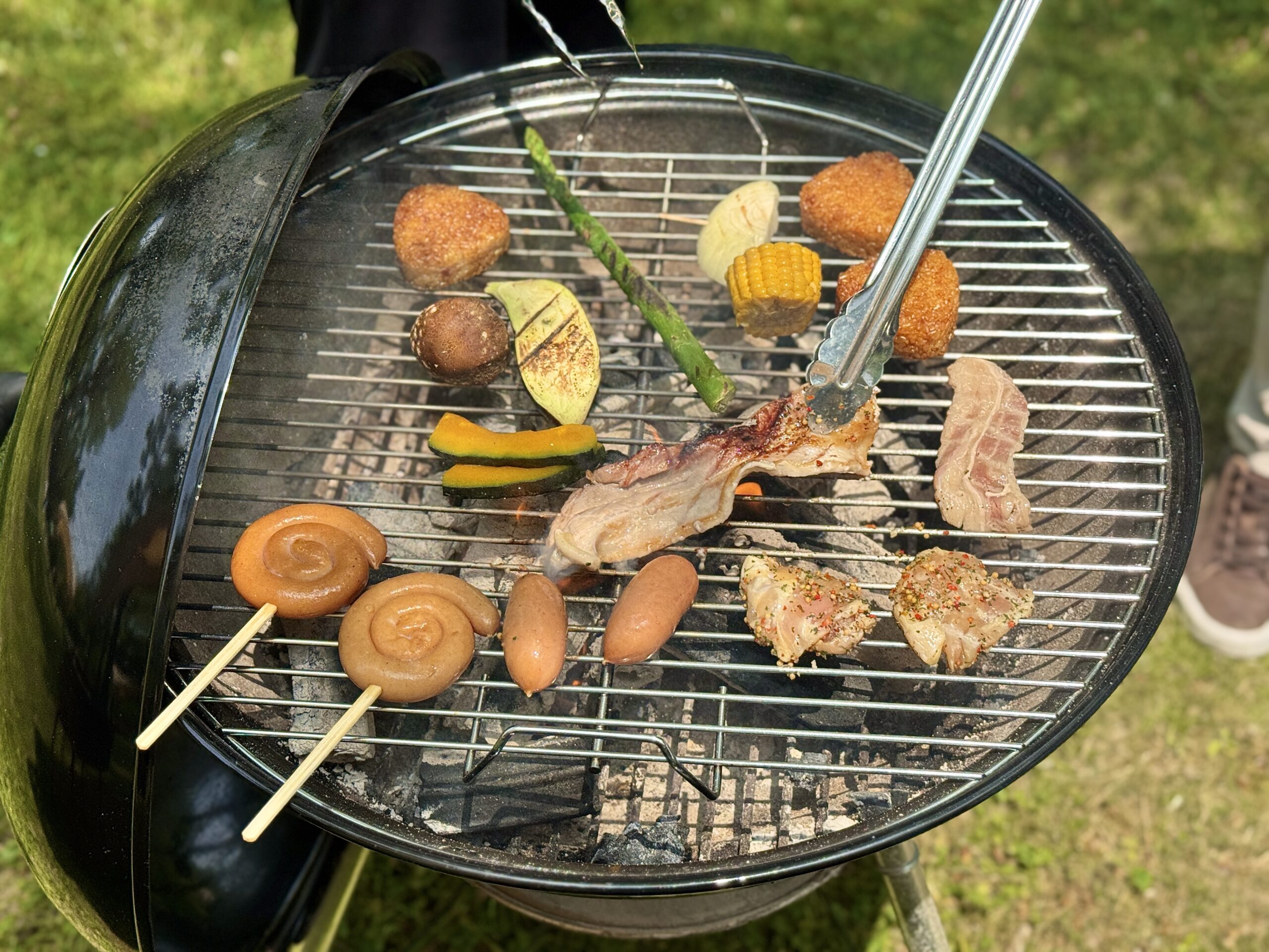 開成山BBQ GARDEN：グリルでお肉や野菜などを焼いている様子