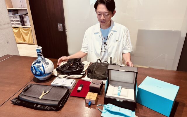 小平質店：ブランド品が並んでいる様子