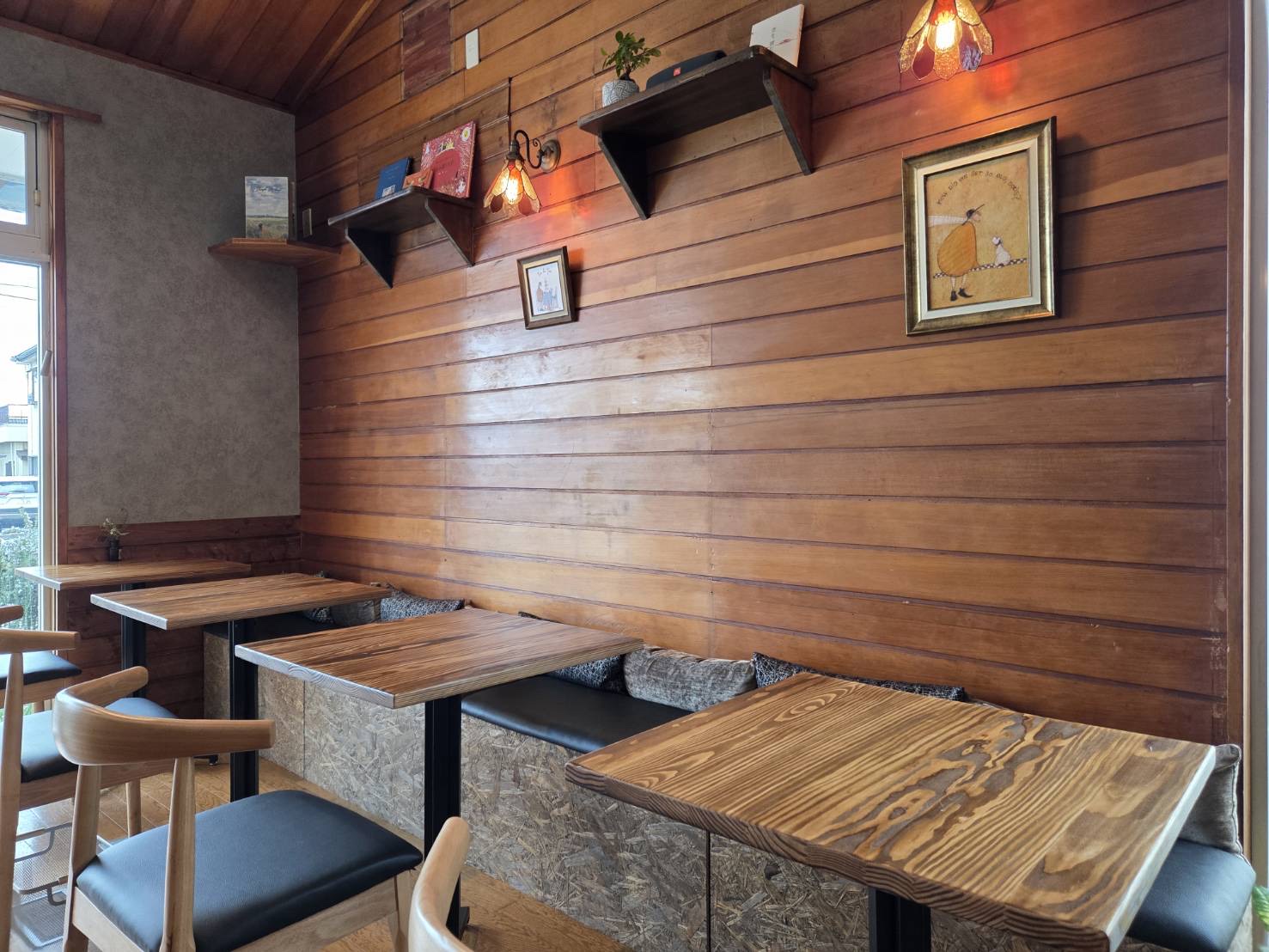 以前も喫茶店だった空き店舗を改装。趣きある当時のお店の壁をそのまま活かしたそう。