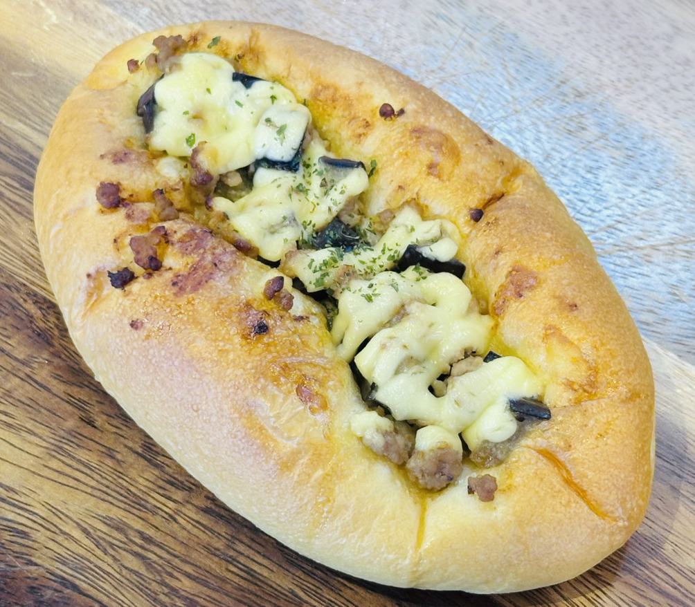 自社農園の秋なす＆肉みそパン(300円)