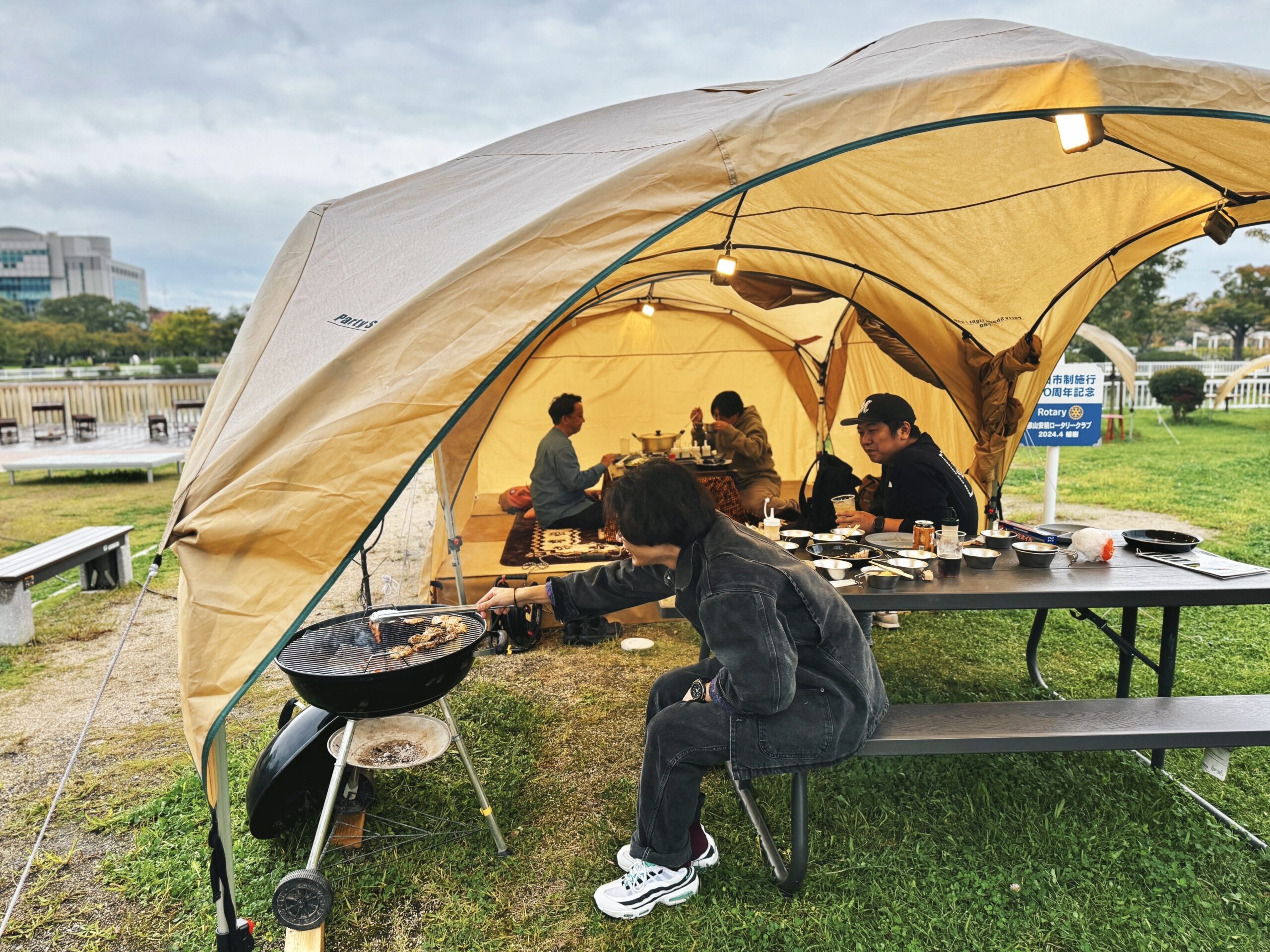 開成山BBQ GARDEN テントの中でBBQをしている様子